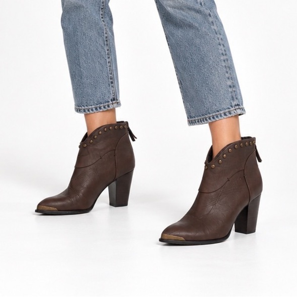 B. Makowsky Vintage Brown Leather Studded Western Ankle Boots Women's Size 7.5